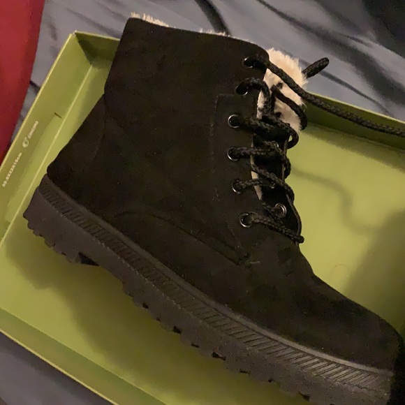 adorable black boots - Picture 3 of 3